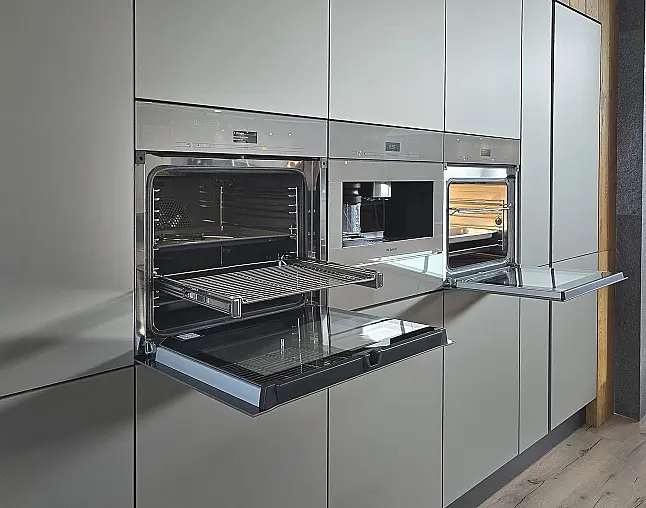 Miele Combi-Dampfgarer m. HydroClean + Backofen m. Kernthermometer, Klimagaren &amp; Pyrolyse + Kaffeeautomat + Wärmeschublade + Gefrierer + XL-Kühlschrank m. Frischschubladen + Geschirrspüler. berbel Muldenlüfter m. Indukt. &amp; permalyt. 2Zonen-Weinkühlschrank