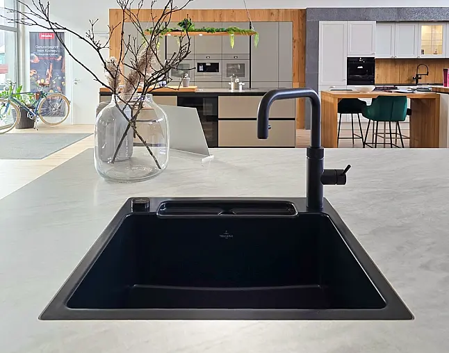 TOP-AKTUELLE HIGH-END GERÄTEAUSSTATTUNG VON GAGGENAU: Backofen mit 300°C -Backstein + separater Dampfbackofen (beide  mit Kerntemperatursensor) + Kaffeeautomat + Wärmeschublade + Vakuumierer! berbel Muldenlüfter mit Infinity-Kochfeld u. permalyt-Filter!