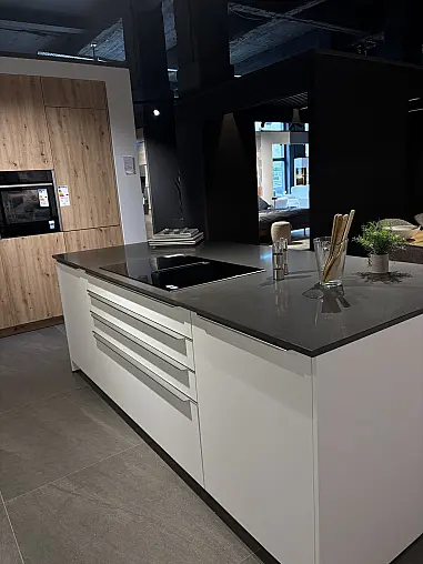Elegante Küche mit Kochinsel, hochwertiger Quarzkomposit Arbeitsplatte + Zugangstür zu HWR