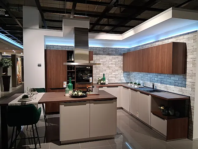 Moderne L-Küche mit freistehender Insel, eleganten Griffleisten und LED-Beleuchtung