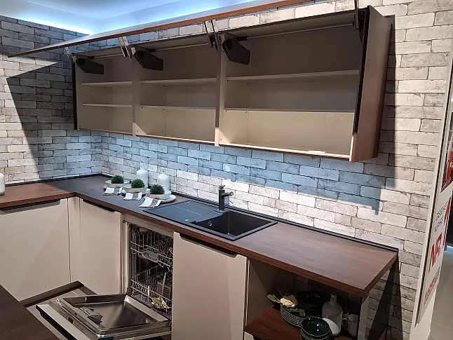 Moderne L-Küche mit freistehender Insel, eleganten Griffleisten und LED-Beleuchtung