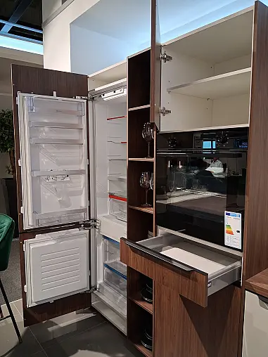 Moderne L-Küche mit freistehender Insel, eleganten Griffleisten und LED-Beleuchtung