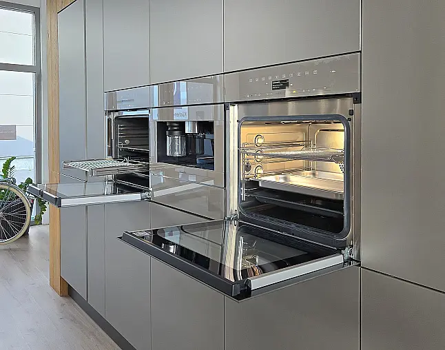 Miele Combi-Dampfgarer m. HydroClean + Backofen m. Kernthermometer, Klimagaren &amp; Pyrolyse + Kaffeeautomat + Wärmeschublade + Gefrierer + XL-Kühlschrank m. Frischschubladen + Geschirrspüler. berbel Muldenlüfter m. Indukt. &amp; permalyt. 2Zonen-Weinkühlschrank