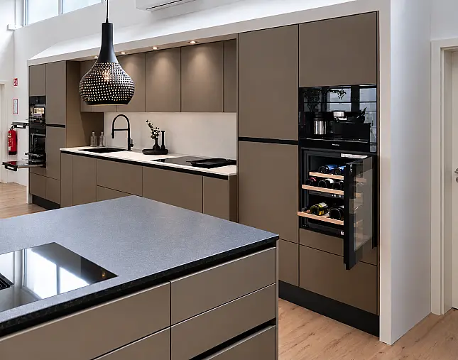 TOP-MIELE-GERÄTEAUSSTATTUNG mit Backofen, Dampfbackofen und Kaffeevollautomat! berbel Muldenlüfter mit permalyt-Filter &amp; Induktionskochfeld! Komfortabel höher platzierter Geschirrspüler! Weinklimaschrank &amp; großer Kühlschrank mit 4-Sterne-Gefrierfach!