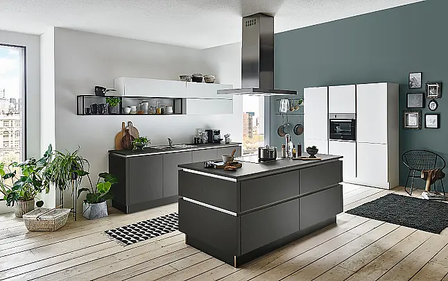 Moderne Inselküche in Farbkombination