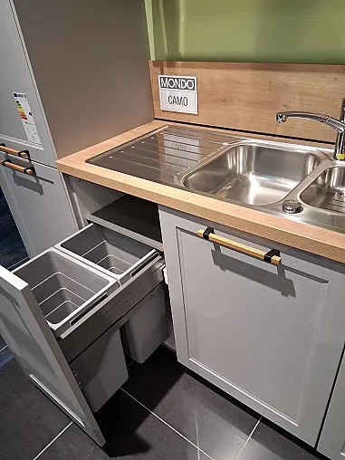 Moderne Küchenzeile mit freistehender Insel, gemütlicher Pultplatte und hochwertigen Siemens- &amp; Bosch-Geräten