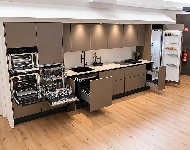 TOP-MIELE-GERÄTEAUSSTATTUNG mit Backofen, Dampfbackofen und Kaffeevollautomat! berbel Muldenlüfter mit permalyt-Filter &amp; Induktionskochfeld! Komfortabel höher platzierter Geschirrspüler! Weinklimaschrank &amp; großer Kühlschrank mit 4-Sterne-Gefrierfach!