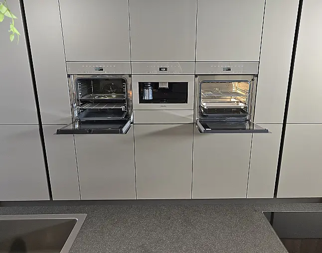 Miele Combi-Dampfgarer m. HydroClean + Backofen m. Kernthermometer, Klimagaren &amp; Pyrolyse + Kaffeeautomat + Wärmeschublade + Gefrierer + XL-Kühlschrank m. Frischschubladen + Geschirrspüler. berbel Muldenlüfter m. Indukt. &amp; permalyt. 2Zonen-Weinkühlschrank