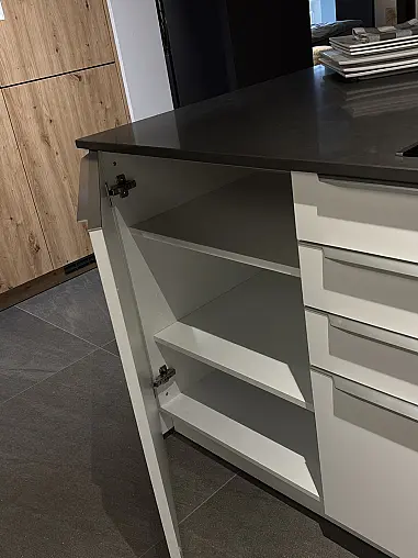 Elegante Küche mit Kochinsel, hochwertiger Quarzkomposit Arbeitsplatte + Zugangstür zu HWR