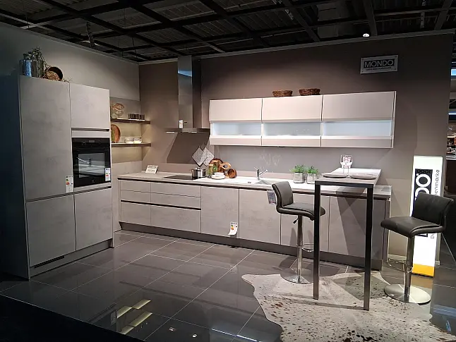 Moderne zweizeilige Küche , eleganten LED-Lichtbandborden und stilvollem Beton-Look