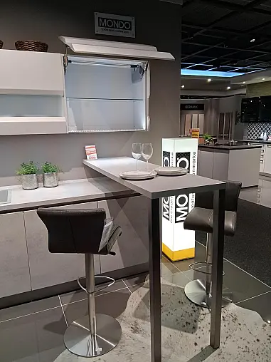 Moderne zweizeilige Küche , eleganten LED-Lichtbandborden und stilvollem Beton-Look