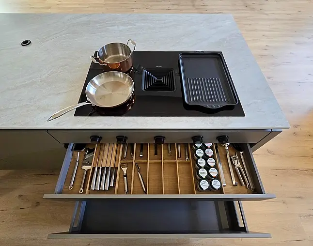 TOP-AKTUELLE HIGH-END GERÄTEAUSSTATTUNG VON GAGGENAU: Backofen mit 300°C -Backstein + separater Dampfbackofen (beide  mit Kerntemperatursensor) + Kaffeeautomat + Wärmeschublade + Vakuumierer! berbel Muldenlüfter mit Infinity-Kochfeld u. permalyt-Filter!