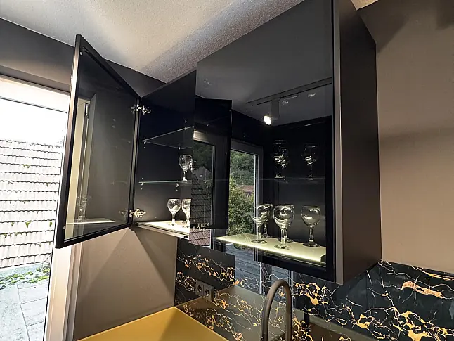 Blaue Küche mit Glas Arbeitsplatte und modernem Design
