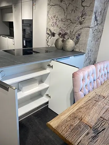 Zurückhaltende Küche in Laser Soft satin mit edler Griffleiste Metall edelstahlfarben, Backofen und Dampfgarer/W