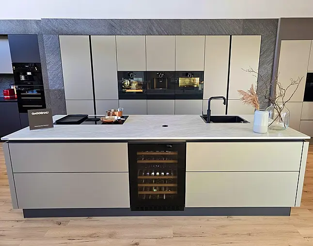TOP-AKTUELLE HIGH-END GERÄTEAUSSTATTUNG VON GAGGENAU: Backofen mit 300°C -Backstein + separater Dampfbackofen (beide  mit Kerntemperatursensor) + Kaffeeautomat + Wärmeschublade + Vakuumierer! berbel Muldenlüfter mit Infinity-Kochfeld u. permalyt-Filter!