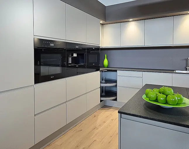 TOP GERÄTEAUSSTATTUNG! Pyrolyse-Backofen mit Kerntemperatursensor, Kombidampfgarer, Kaffeevollautomat, Wärmeschublade, berbel permalyt-Muldenlüfter mit Induktion, Kühlschrank mit Frische-Schubladen &amp; NoFrost-Gefrierer, 2-Zonen-Weinklimaschrank!