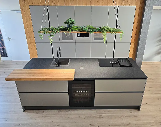 Miele Combi-Dampfgarer m. HydroClean + Backofen m. Kernthermometer, Klimagaren &amp; Pyrolyse + Kaffeeautomat + Wärmeschublade + Gefrierer + XL-Kühlschrank m. Frischschubladen + Geschirrspüler. berbel Muldenlüfter m. Indukt. &amp; permalyt. 2Zonen-Weinkühlschrank
