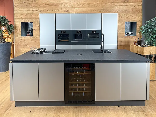 GAGGENAU-GERÄTE DER NEUESTEN GENERATION: Backofen mit Vollauszug&amp;Backstein + Kaffeevollautomat + Dampfbackofen + zwei Wärmeschubladen | Gaggenau-Vakuumierer möglich | 2-Zonen-Weinklimaschrank und neuester berbel Muldenlüfter mit permalyt-Filter