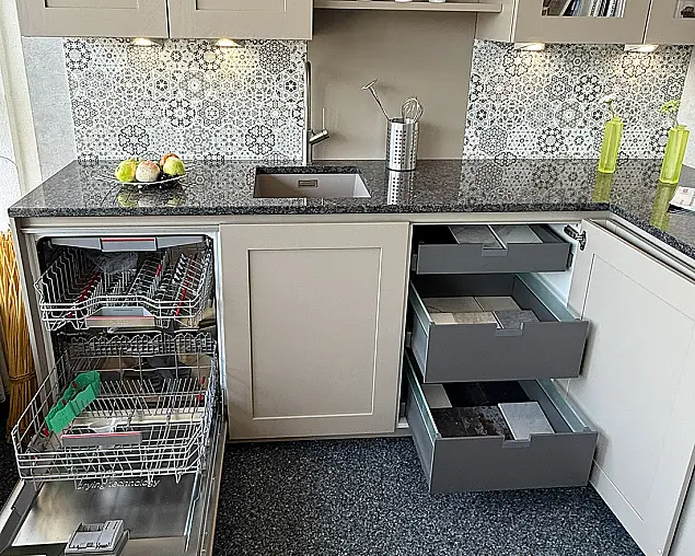 Moderne Landhausküche   mit Naturstein-Arbeitsplatte