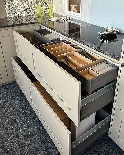 Moderne Landhausküche   mit Naturstein-Arbeitsplatte