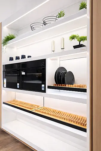 Traumhafte Gamadecor/Porcelanosa Musterküche mit großer Insel – modern in Holz &amp; Weiß. Ausstellungsküche zum Abverkauf - in Heinsberg.