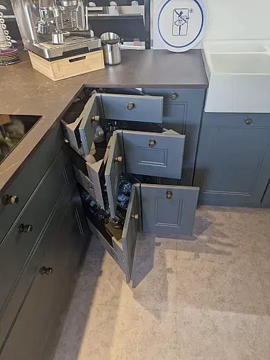 schöne Landhausküche in Echtlack Blackgreen