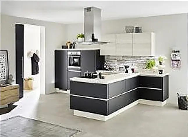 Moderne grifflose Küche in Schwarz supermatt