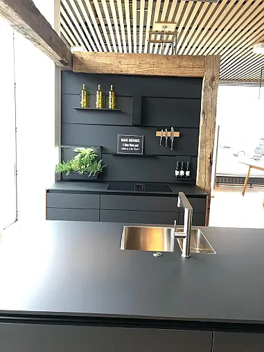 Grifflose Kombination aus Hightech und Holz