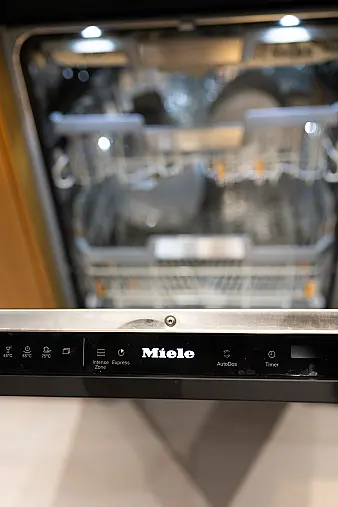 Eine hochwertige Inselküche mit High-End Miele Geräten