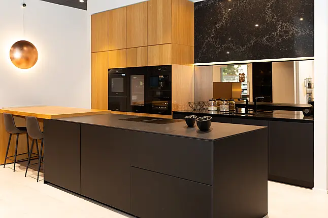 Eine hochwertige Inselküche mit High-End Miele Geräten