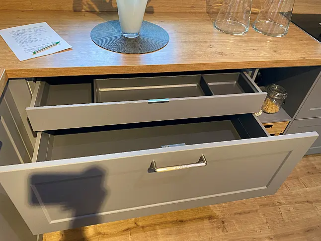 Moderne Landhausküche mit viel Stauraum