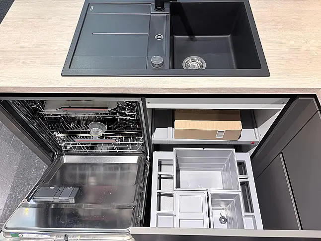 Designstarke funktionale grifflose Küche