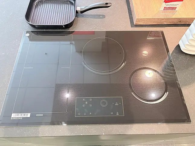 Moderne Küche in Mineralgrün mit hochwertiger Ceramic Arbeitsplatte