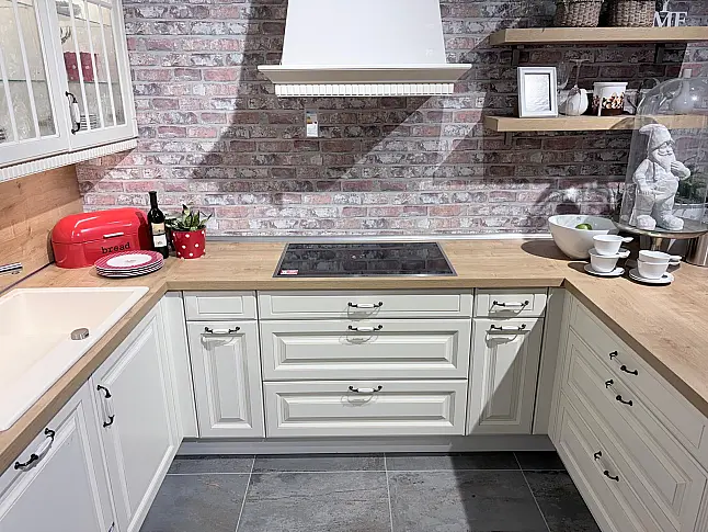 Hochwertige Landhausküche in Magnolia gewischt