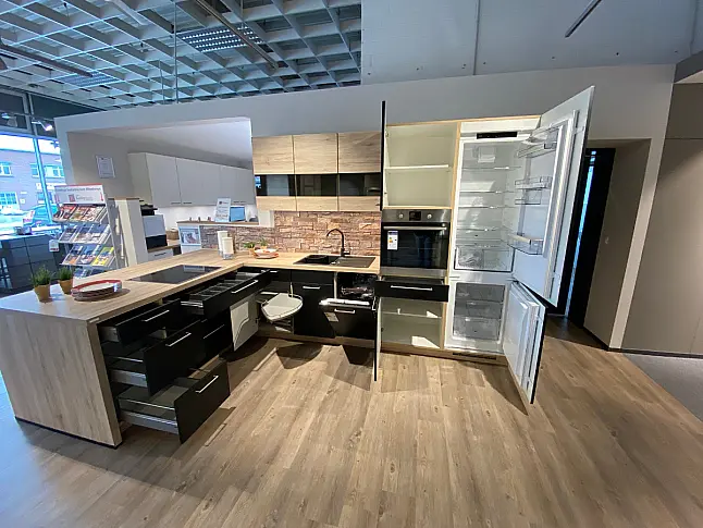 Abverkaufsküche Nobilia Touch Lacklaminat schwarz und Riva San Remo