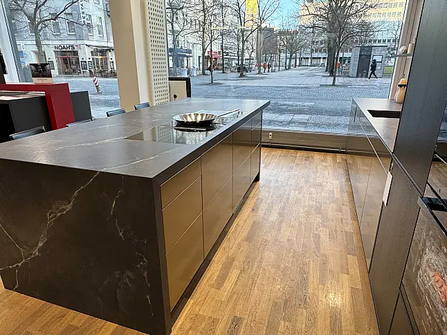 Hochwertige Design-Küche mit Echtholzfurnier und Bronze-Akzenten
