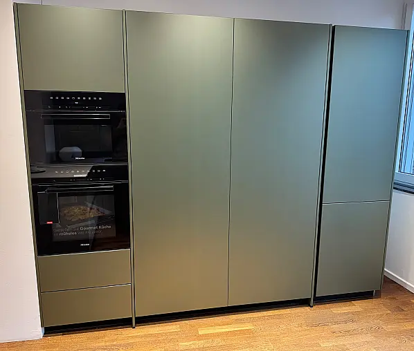 Moderne L-Küche mit innovativem Pocket-Door-System und Keramik-Arbeitsplatte