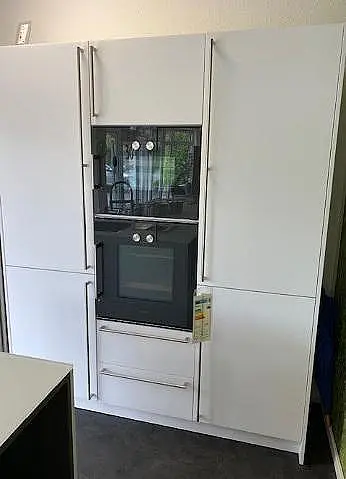 Hochwertige Küche in weißer Glasoptik