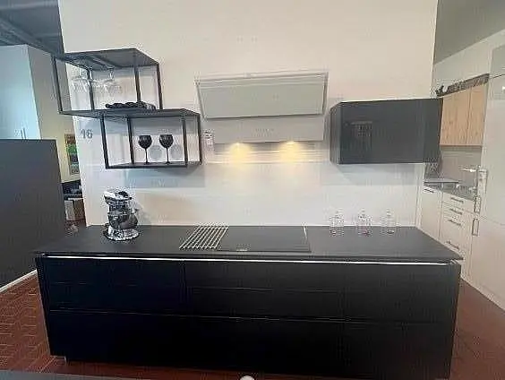 Designküche: Mattlack lavagrau trifft auf  Metalliclack Edelstahl