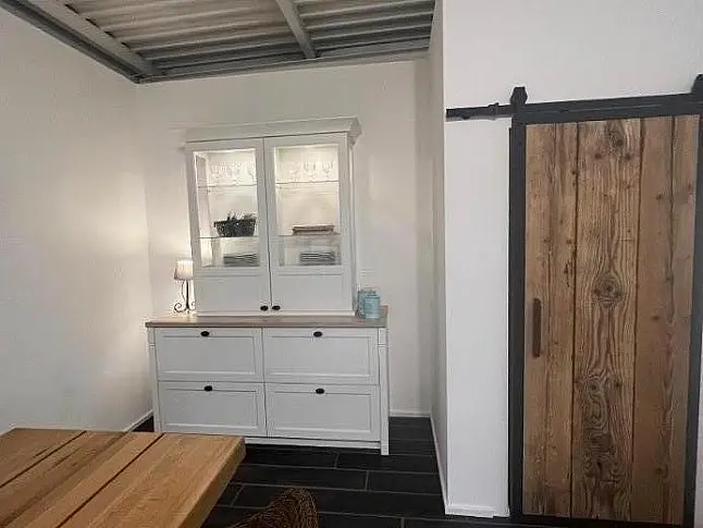Moderne Landhausküche mit separatem Buffet