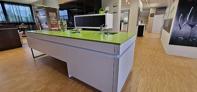 hochwertige Musterküche mit Kochinsel