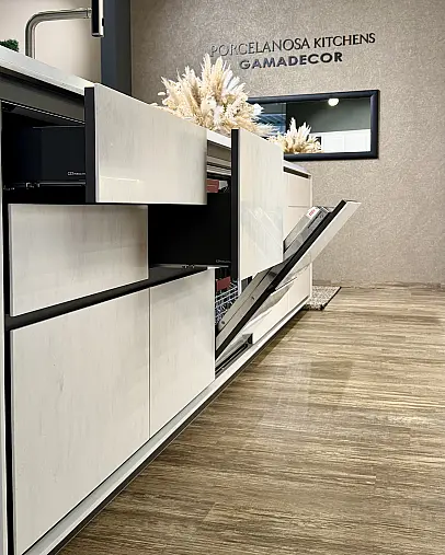 Traumhafte Gamadecor/Porcelanosa Musterküche mit großer Insel – modern in Holz &amp; Weiß. Ausstellungsküche zum Abverkauf - in Heinsberg.