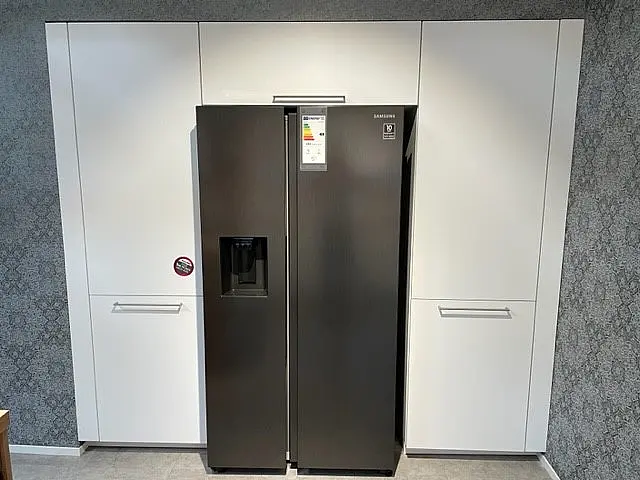 Große U-Küche mit Raumteiler und Side by Side