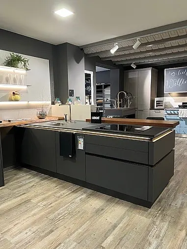 Leicht Musterküche Contino Solid in carbongrau
