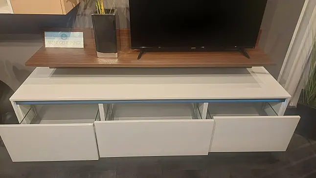 Elegante weiße Küche mit Keramik-Arbeitsplatte in Marmoroptik