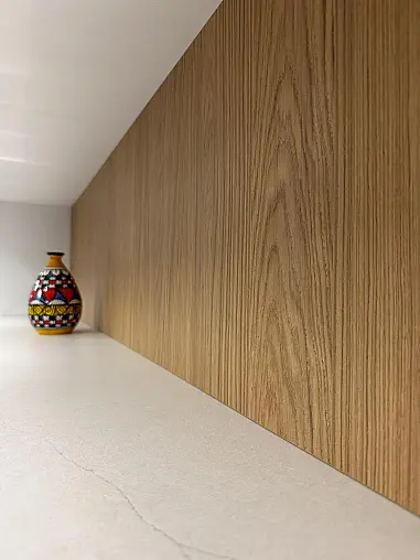 / Nobilia - Smartglas Alpinweiß trifft Edelstahl &amp; Echtholz-Design in Rillenoptik