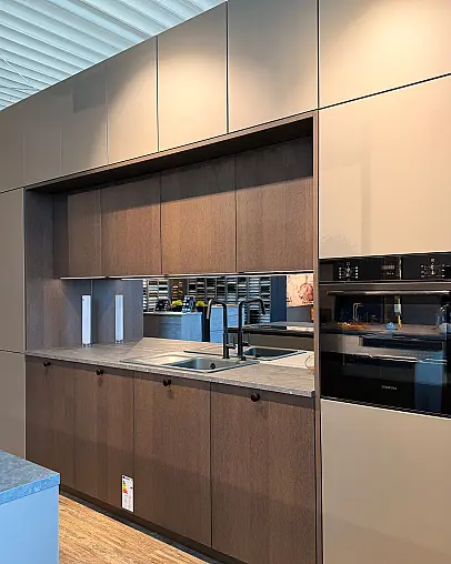 Bauformat Musterküche – Moderne Designküche mit Kochinsel und Premium-Ausstattung