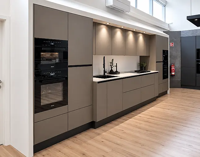 TOP-MIELE-GERÄTEAUSSTATTUNG mit Backofen, Dampfbackofen und Kaffeevollautomat! berbel Muldenlüfter mit permalyt-Filter &amp; Induktionskochfeld! Komfortabel höher platzierter Geschirrspüler! Weinklimaschrank &amp; großer Kühlschrank mit 4-Sterne-Gefrierfach!