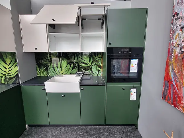 „Moderne 2-zeilige Einbauküche in Waldgrün mit Keramik-Arbeitsplatte“