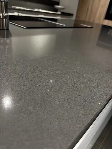 Elegante Küche mit Kochinsel, hochwertiger Quarzkomposit Arbeitsplatte + Zugangstür zu HWR